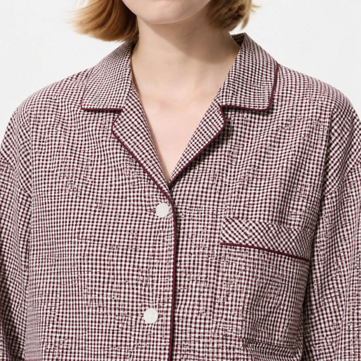 Organic cotton notched collar buttons and piped chest pocket detail